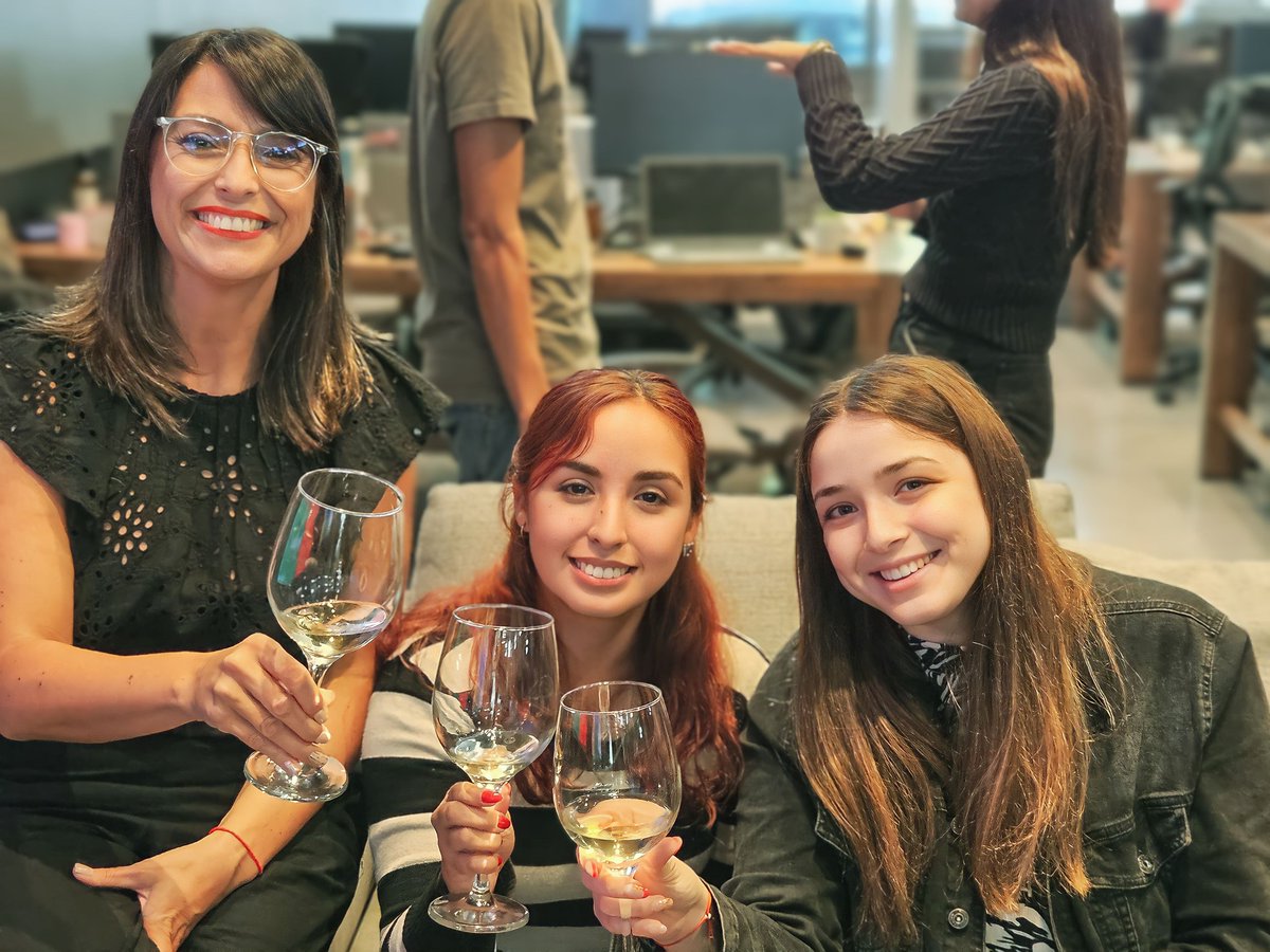 ¡Nos sobran motivos para brindar! 🥂🎇

Hoy nos juntamos en la ofi para cerrar un gran año de trabajo. Tenemos mucho para celebrar y agradecer, pero lo más importante está en la primera foto 👇

We are Prosumia ❤️💛💚

#Brindis #FinDeAño #Equipo #Prosumiapro