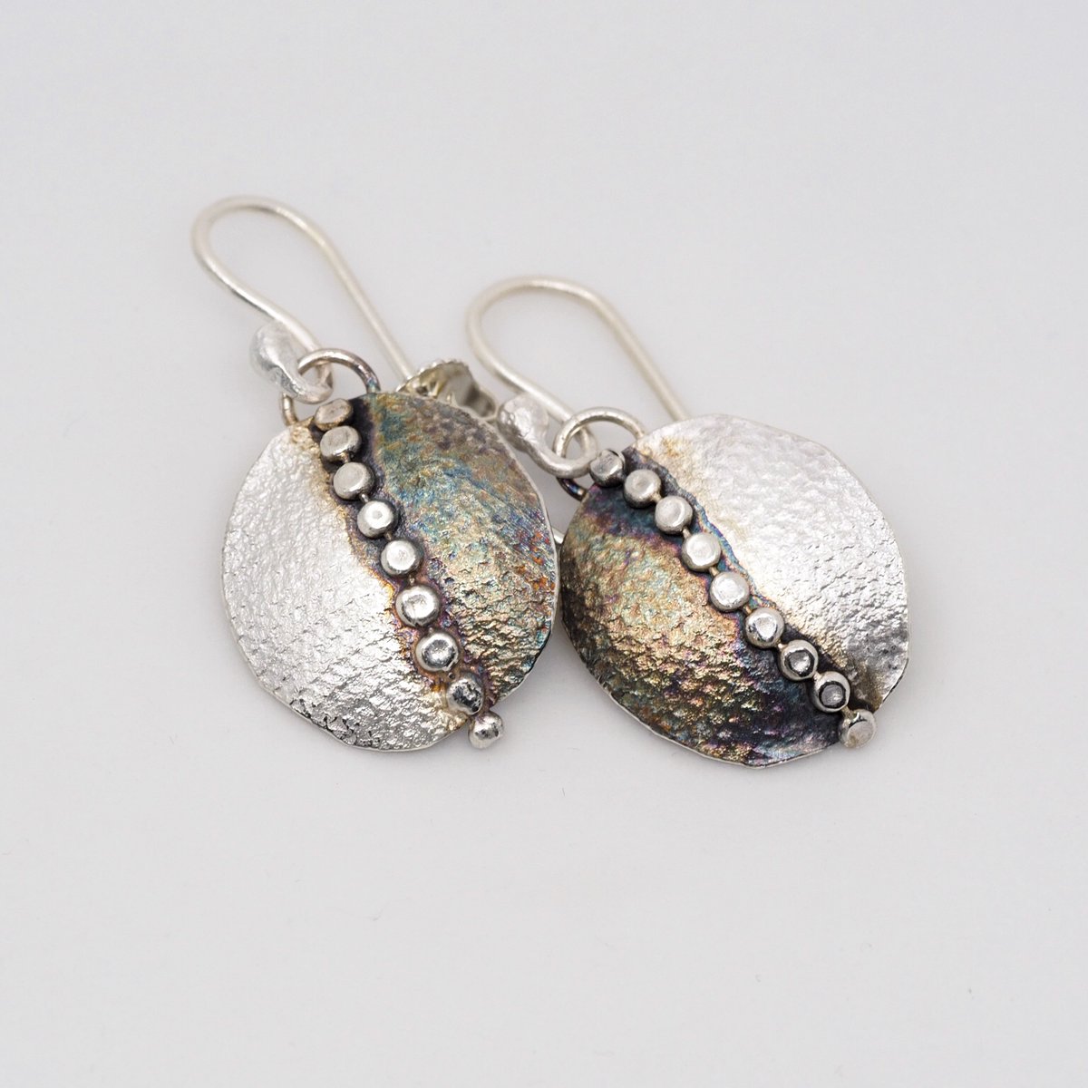 Lots of last-minute deliveries to go under your tree... we gift wrap!

Holiday Hours:
December 24: 12 - 3:30pm
December 25 &amp; 26: CLOSED
December 27, 28, 29 &amp; 30: 10am – 5pm
December 31: 12 - 3:30pm
January 1: CLOSED

theavenuegallery.com/artists/jewell…

 #yyj #yyjarts #oakbay #victoriabc