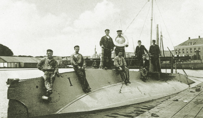 Op deze dag in 1906 werd de eerste Nederlandse onderzeeboot in dienst gesteld. De Hr. Ms. O 1 kon tot ongeveer 30 meter onder water en deed dienst tot 1921. De onderzeeboot patrouilleerde vooral langs de Nederlandse kusten