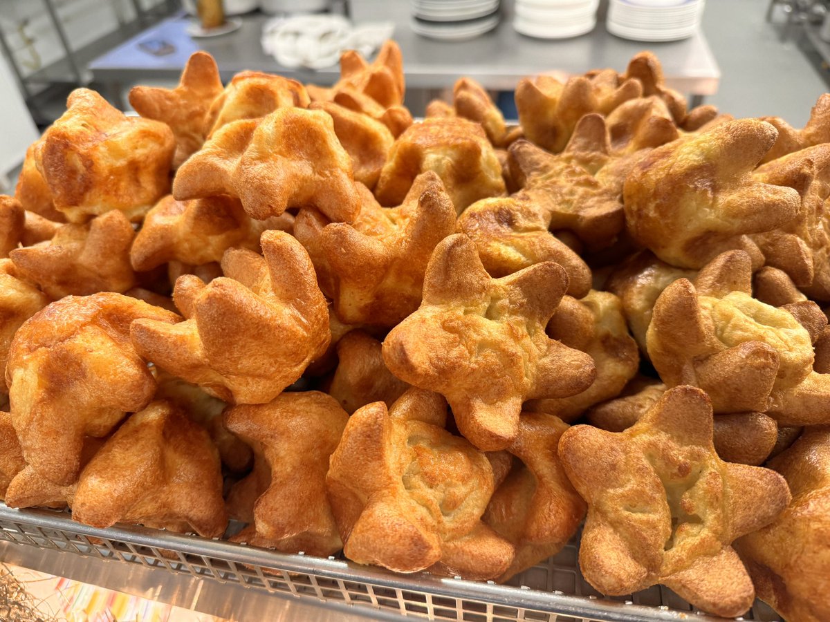 dave_mcpartlin's tweet image. 🚨YORKSHIRE PUDDING NEWS!🚨
Last year, we received an official complaint from our Deputy Head Girl about the lack of Yorkshire Puddings on the children’s Christmas Lunch. 
In keeping with our philosophy of asking our children to fix their mistakes, we are happy to confirm that…