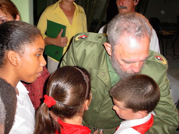 'Ser maestro significa ante todo serlo en todos los órdenes de la vida. La vinculación de la palabra con la acción, de las convicciones con la conducta es la base del prestigio moral del educador. Solo puede educar el que es ejemplo' #Fidel #CubaEduca