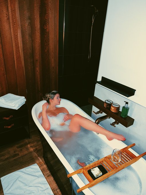 🩷 if you&rsquo;d bathe with me https://t.co/0tzpY5pcDt