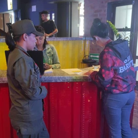 SENIAT_Oficial's tweet photo. Funcionarios del #STIBaruta realizan operativo de orientación y censo tributario de los contribuyentes activos del pueblo #ElHatillo.
#VictoriasYAlegría https://t.co/flURSL9y4f