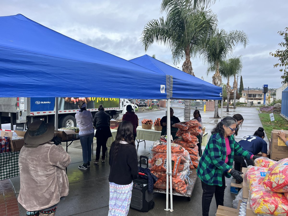 Monthly food distribution <a href="/WMSPatriots/">Washington MS</a>! Thank you <a href="/WMSLiaison/">Yessica Diaz</a> for all that you do for the students and families at WMS and the <a href="/LHSchools/">La Habra Schools</a>
<a href="/DrCarlosLHCSD/">Dr. Carlos</a>