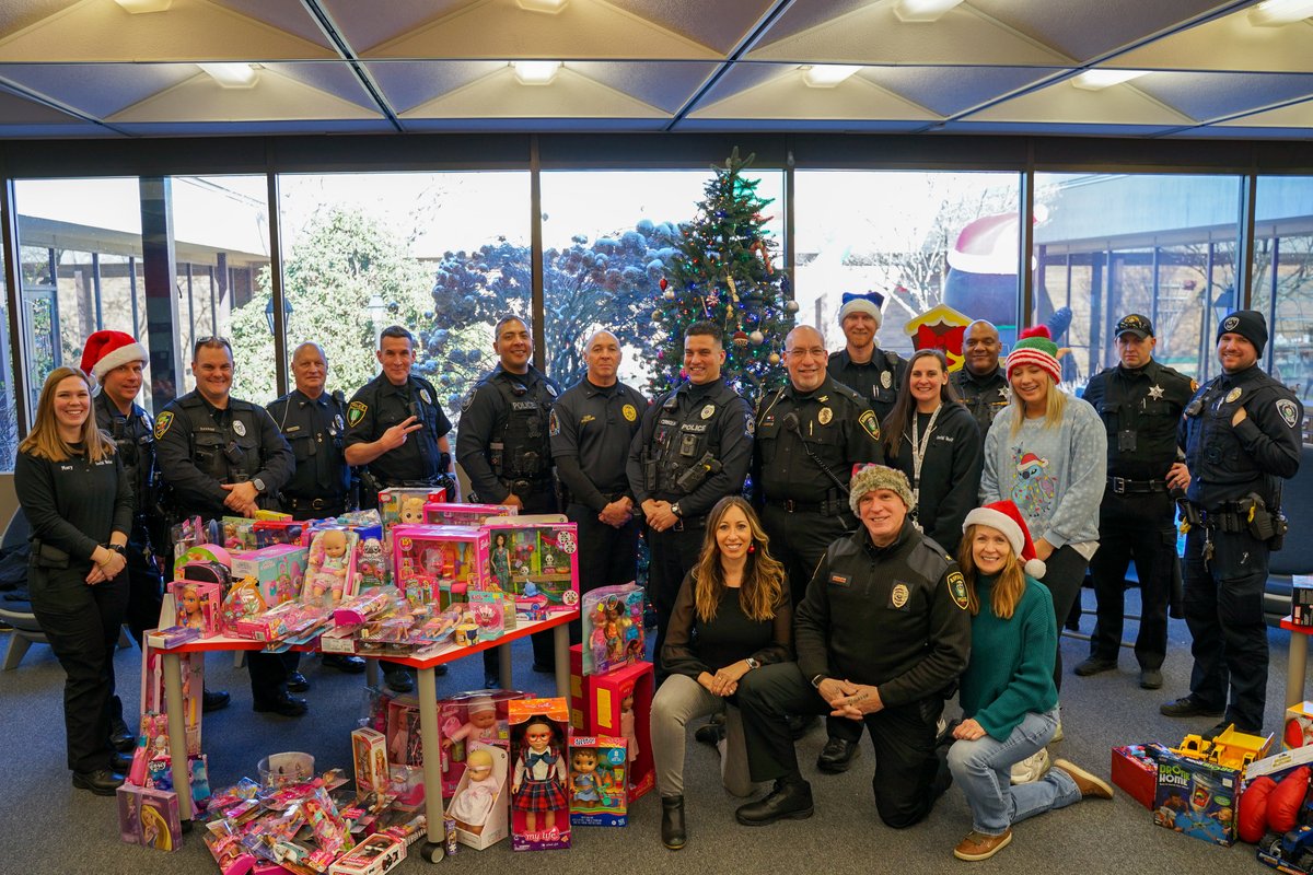 AlleghenyIU's tweet image. Thanks to the members of law enforcement who came to two of our AIU-operated Special Education Schools this morning! 🎁☃️🎅 #ServingEveryLearner