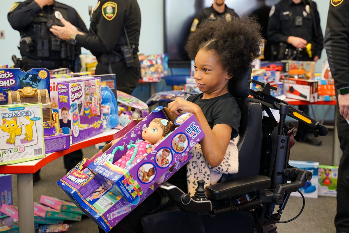 AlleghenyIU's tweet image. Thanks to the members of law enforcement who came to two of our AIU-operated Special Education Schools this morning! 🎁☃️🎅 #ServingEveryLearner