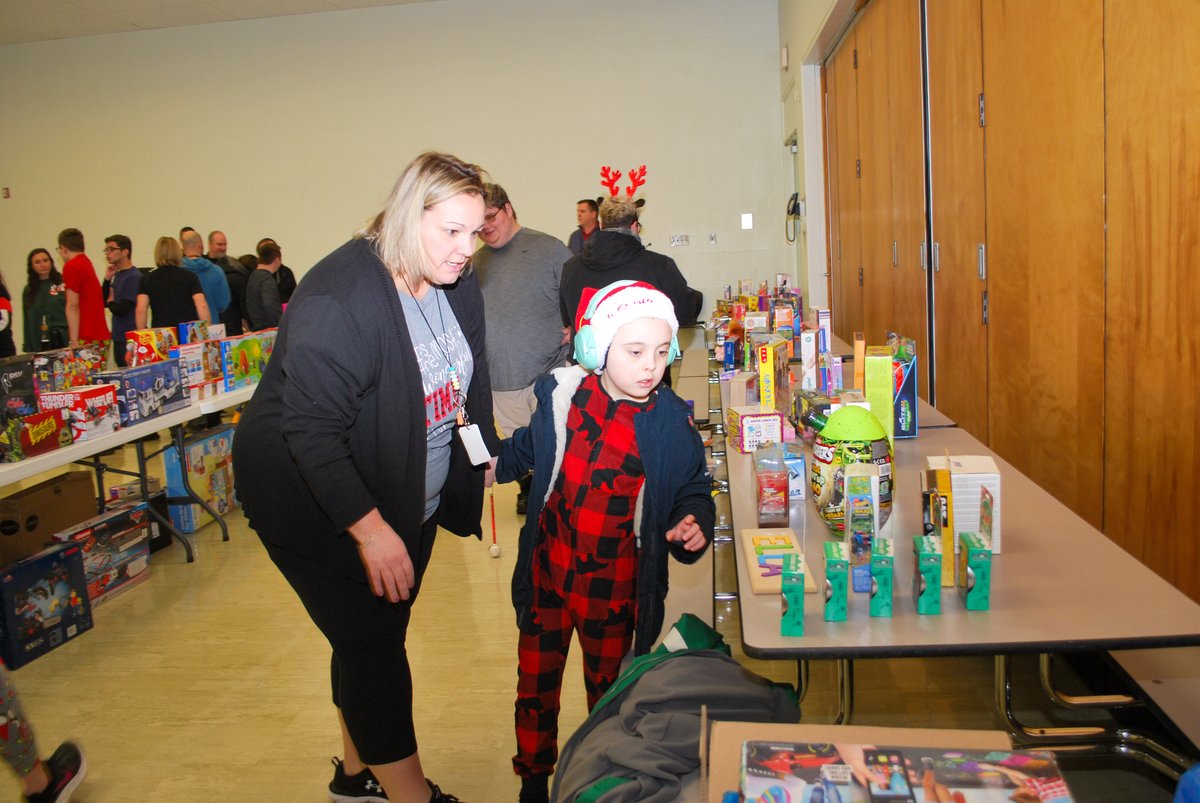 AlleghenyIU's tweet image. Thanks to the members of law enforcement who came to two of our AIU-operated Special Education Schools this morning! 🎁☃️🎅 #ServingEveryLearner