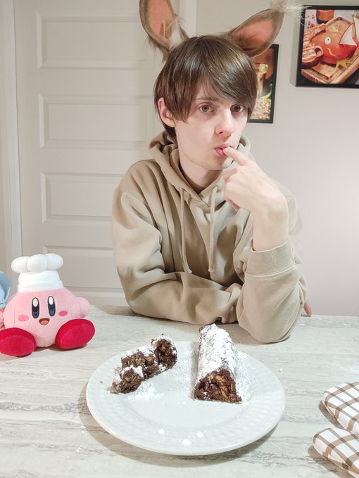 This week's dessert is Chocolate Salami :3  A pretty simple and tasty Italian recipe ^-^ https://t.c