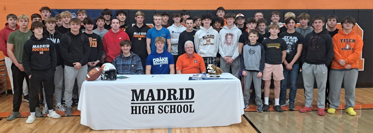 Craig Shultz (@craigshultz87) on Twitter photo Big day as <a href="/jake_leonard11/">Jake Leonard</a> signs on the dotted line to play for <a href="/DrakeBulldogsFB/">Drake Football</a> next fall. He was surrounded family, coaches and teammates for the big day. Big day as <a href="/jake_leonard11/">Jake Leonard</a> signs on the dotted line to play for <a href="/DrakeBulldogsFB/">Drake Football</a> next fall. He was surrounded family, coaches and teammates for the big day.