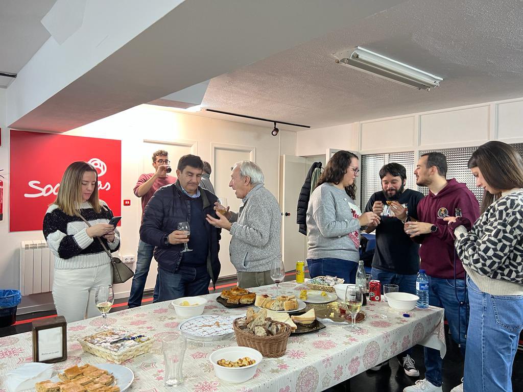 AitorBouza's tweet photo. Hoxe despedimos o ano na Casa do Pobo cun brindis e pinchos de Nadal. 

Grazas por tervos achegado neste encontro cargado de fraternidade, compañeirismo e moi ambiente.

Os mellores desexos para este 2024 que entra. Estou certo de que será un gran ano😉 https://t.co/VAOayug2yU