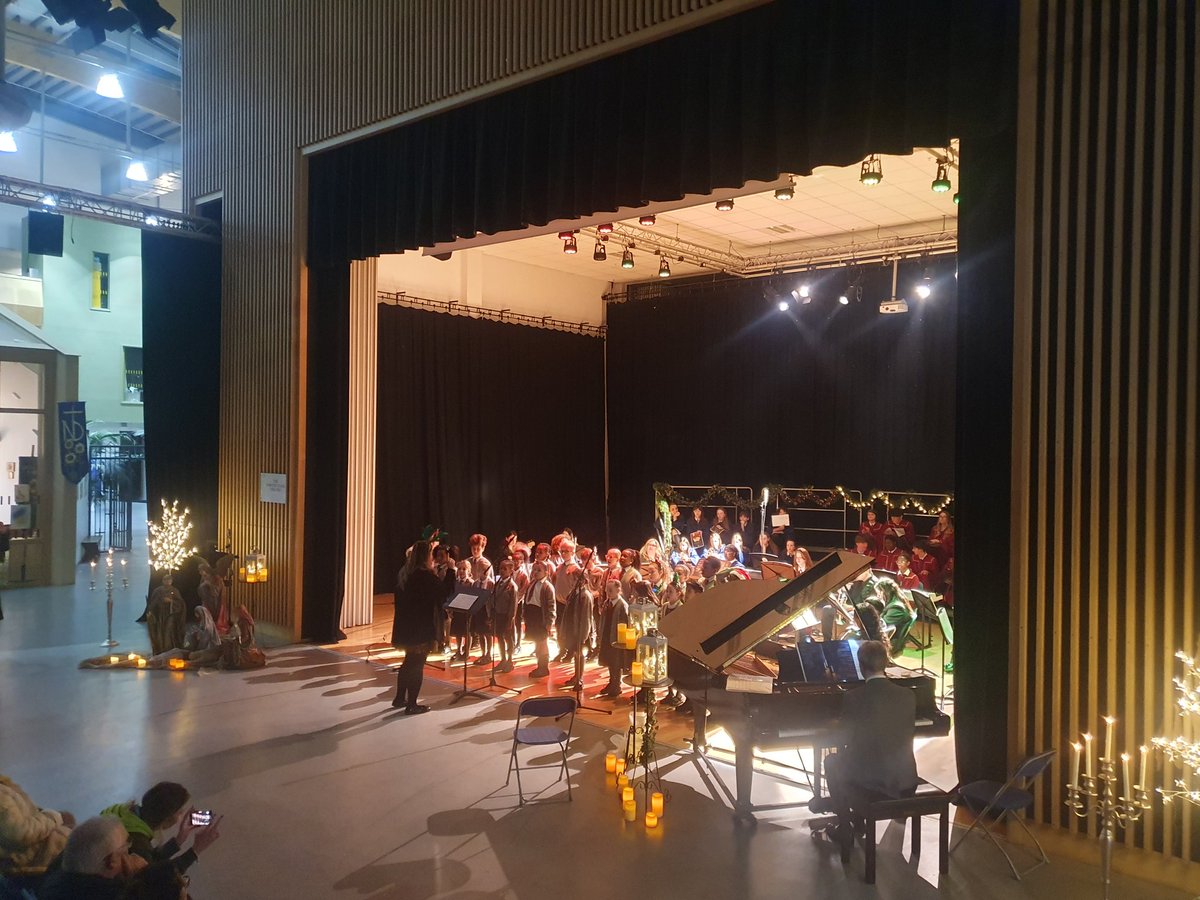 Well done to pupils in our choir for a fabulous performance at <a href="/NDEvertonValley/">Notre Dame Catholic Academy</a> tonight. And what a beautiful Carols By Candlelight service. Thanks for inviting us!