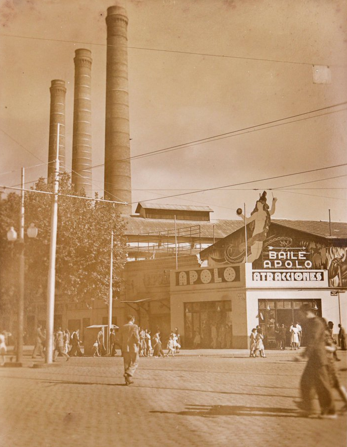 El 1943, és a dir, enguany fa 80 anys, va obrir la Sala Apolo al Paral·lel, al costat del teatre del mateix nom. 

En aquesta foto es veu l'entrada a la sala de ball, que compartia espai amb un parc d'atraccions, ja desaparegut.

#FIL 🧵⤵️