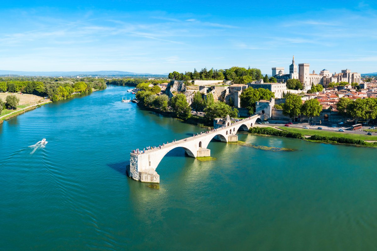 12) Centre historique d’Avignon : Palais des papes, ensemble épiscopal et Pont d’Avignon