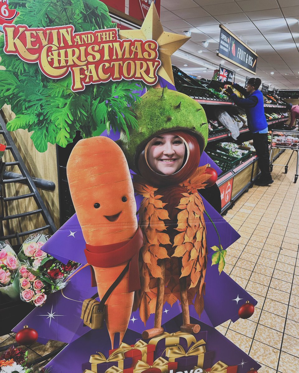 “Mum, mum take a picture of me with Kevin” 🤣 @AldiUK #kevinthecarrot