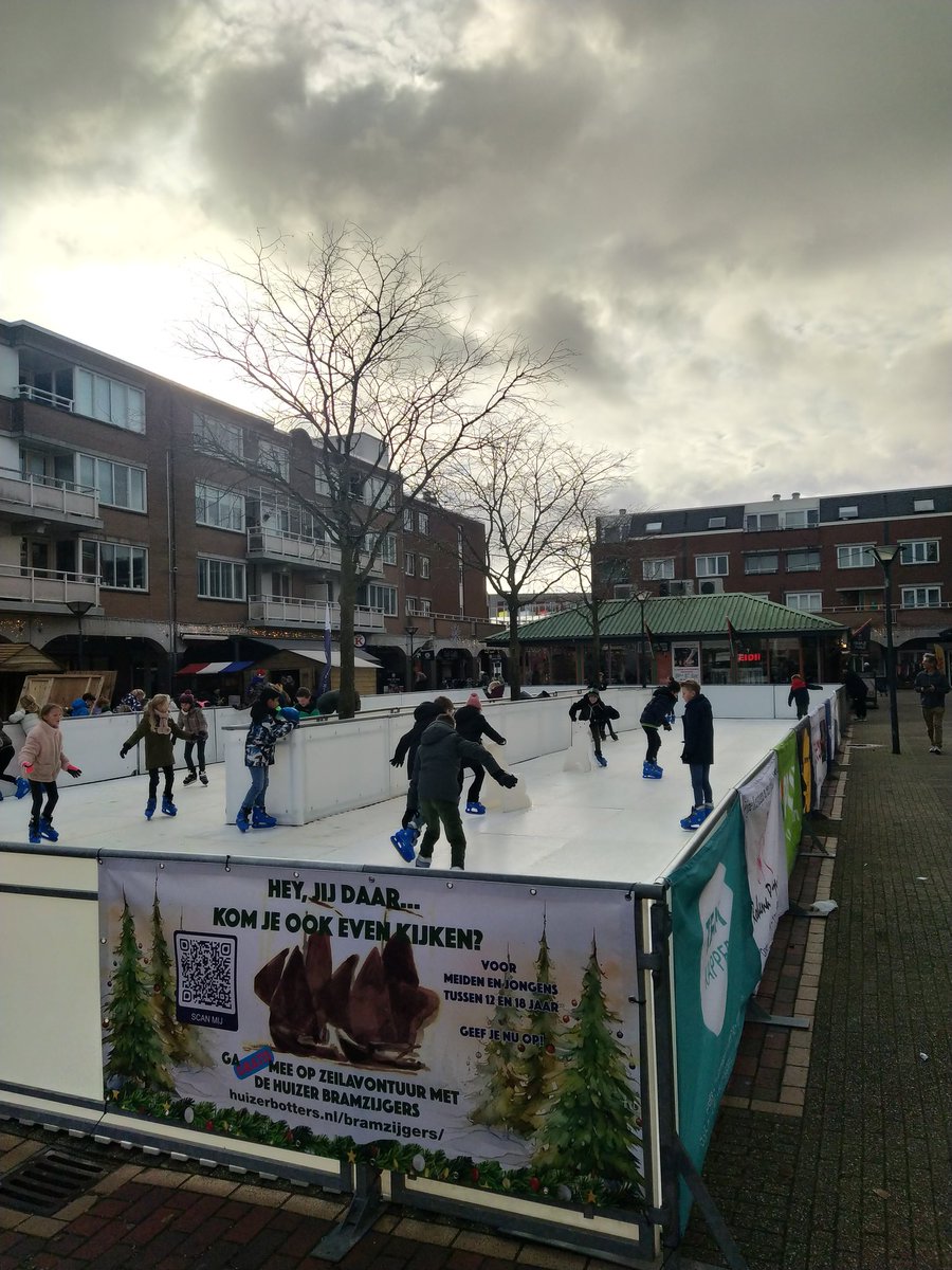 Kerst is begonnen op het #winkelcentrumoostermeent, de ijsbaan staat er net en nu al enthousiast in gebruik.#gemeentehuizen