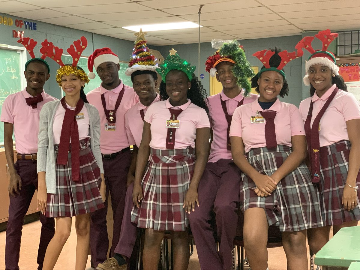 🎉Let's take a #BlastFromThePast to 5 years ago when #IEKHS2019 held a week of Christmas events🎄for IEKHS students, which included a Wacky Hat Day🧢 and Christmas Jam🎵 with performances by Shaw HP the Band and TMK HD.🕺

#STILLDoinItB19 #Throwback #ChristmasEvents #WackyHatDay