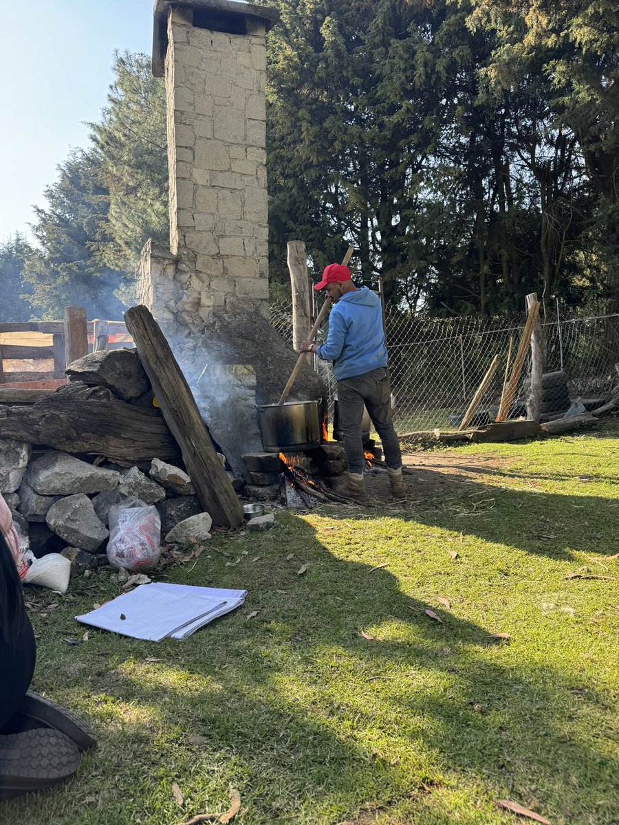 Todavía no tenemos cocina ni las instalaciones que sabremos que tendremos algún día! Aún nos falta mucho y como saben aún hay muchas construcciones hechas con nuestras manitas, palitos y lonas, pero siempre todo con muchas ganas y amor. Aquí preparando la cena navideña