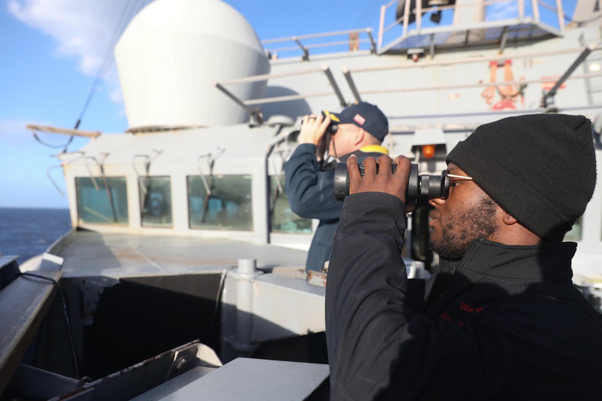 All Clear! 👀👍

Boatswain’s Mate 3rd Class Kesean Blair assigned to USS Ramage #DDG61 clears the range before a live-fire gunnery exercise.

📸: MC3 Adriones Johnson