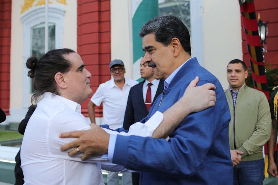 No son los americanos quieren ahora se desayunan que Venezuela tiene altura…

…somos los venezolanos los que cada día nos convencemos más, en nuestro carácter resiliente, que siempre hemos sido dignos de mirar con altura y hacernos respetar. 

¡Viva la Patria!