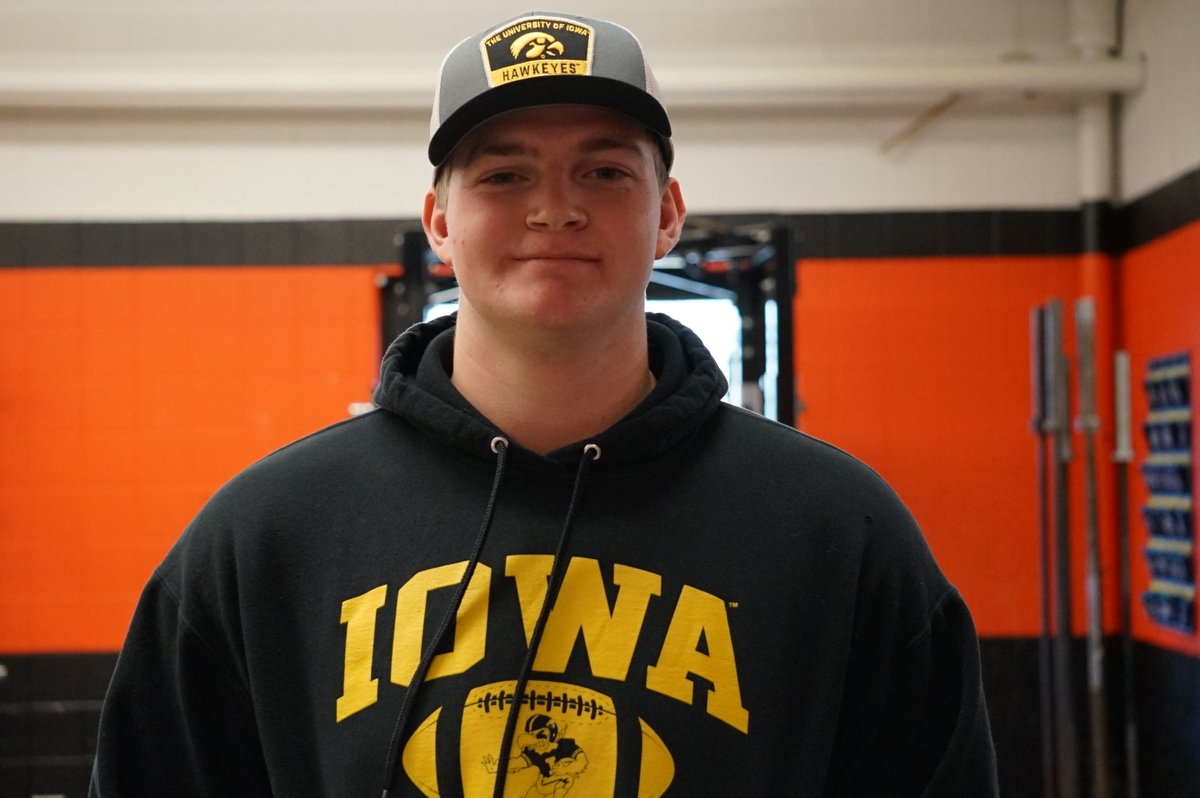 St. Charles (Ill.) East three-star offensive lineman Bodey McCaslin made it official with #Iowa today as he signed his NIL with the #Hawkeyes.

One of the three offensive line signees for #Iowa from the state of Illinois in the 2024 class.
