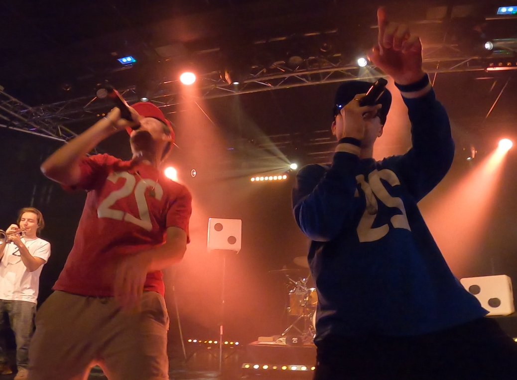 Exceptionnel concert de <a href="/Zweierpasch_/">Zweierpasch</a>  ce 20 décembre à Echosystem70 au bord de la Saône !!

Près de 300 jeunes en pleine immersion dans l'univers coloré du franco-allemand !

<a href="/ADEAF_nationale/">Adeaf</a> <a href="/ofaj_dfjw/">🇫🇷 OFAJ_DFJW 🇩🇪</a> <a href="/ARTEconcertFR/">ARTE Concert</a> <a href="/tracks_ARTE/">Tracks</a> <a href="/arteKARAMBOLAGE/">arte KARAMBOLAGE</a>