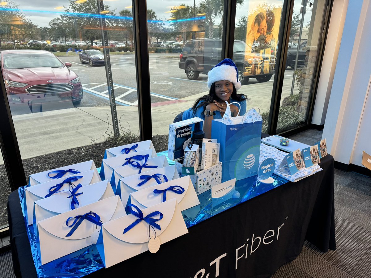 Palm coast landing Gift wrap station is in full effect !! 
How are y’all getting customers excited this holiday season ? 
🎄🎄🎄🎄🎄🎄🎄🎄
#Spacecoastcrew