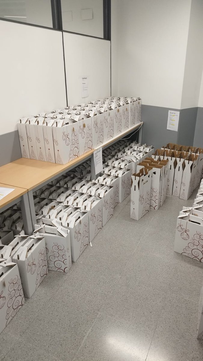 Avui la fundació Jovent en col·laboració amb la PES de <a href="/SalesiansMAT/">Salesians Mataró</a> han començat a repartir 654 paneres de Nadal. Bones festes.