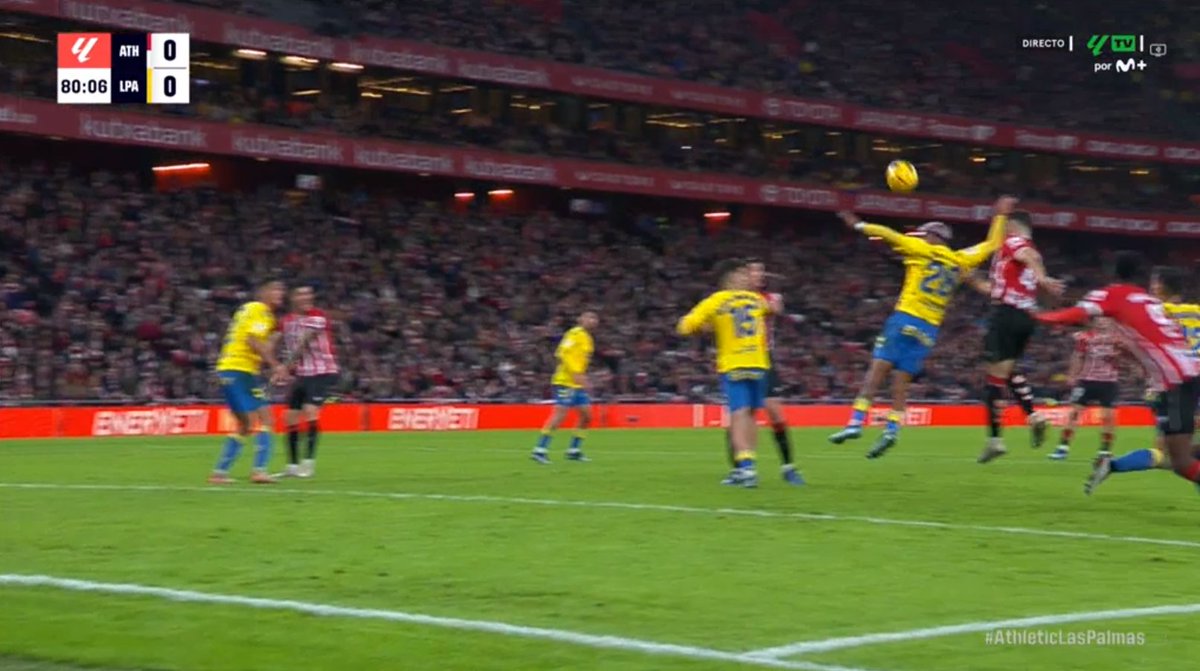 ArchivoVAR's tweet photo. 📺💥 Debacle absoluta del VAR en el Athletic Club - UD Las Palmas.

👉🏻 Araujo golpea con el brazo en la cara de Paredes impidiendo el remate de su rival.

❌ ES PENALTI.

▪️ Independientemente de que se produzca mano o no, la acción de Araujo es infracción. https://t.co/QvnPSrjbtL