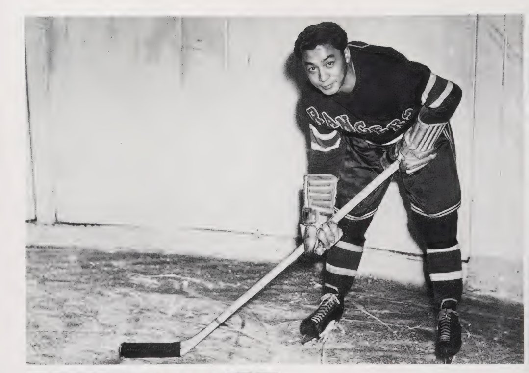 ✨ Momentos mágicos del deporte ✨: Larry Kwong de Vernon jugó para los Vernon Hydrophones y los Trail Smoke Eaters, y después de un cambio en 1948 con los New York Rangers, se convirtió en el primer asiático en jugar en la NHL. 🏒🥅 #LarryKwong #HistoriaDeportiva