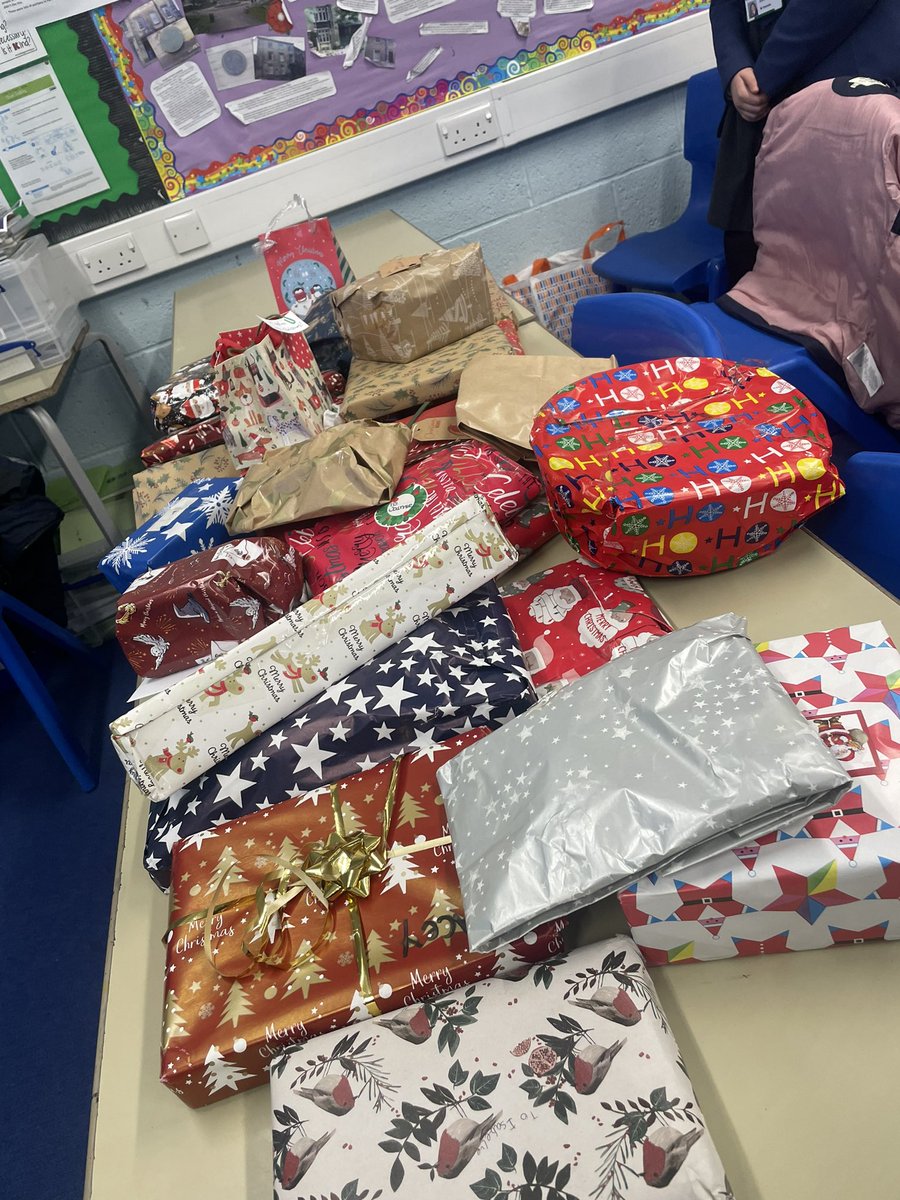 Felt so christmassy handing out all of my form secret santa gifts! 🎉🎄🎁