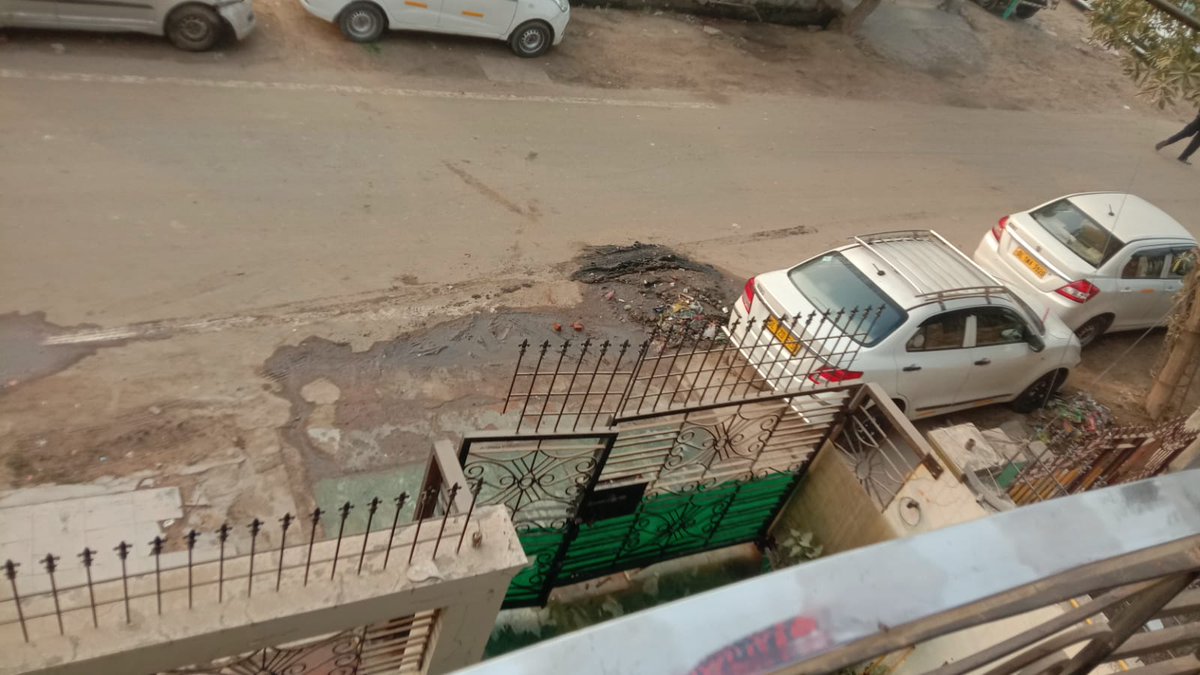 NumberSequence's tweet image. Garbage not cleared since a long time. 
F-56 to F-58 Sector 51 Noida
@noida_authority @noida