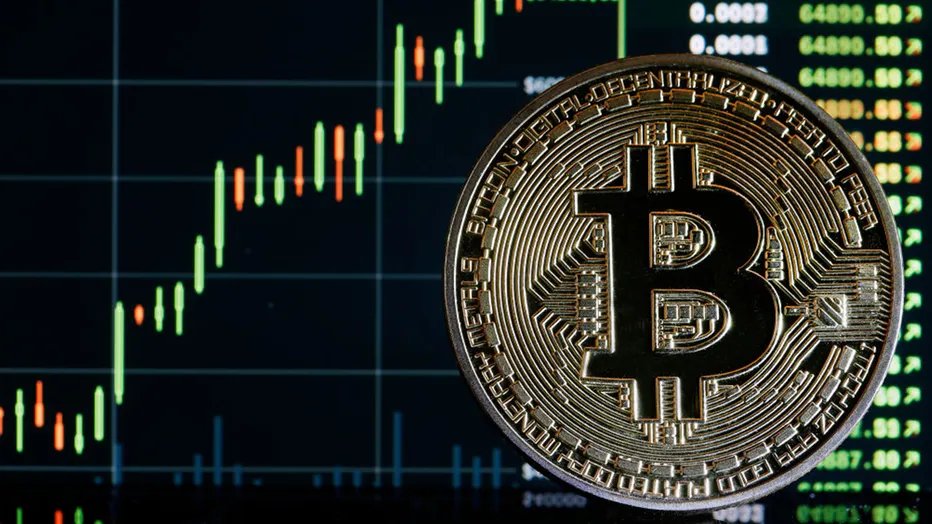 Analysts including @cryptoquant_com suggest that #Bitcoin is poised for a massive rally next year, with #ETF approval and the halving potentially pushing the price to a minimum of $50,000 🚀📈 #Crypto #cryptocurrency #blockchain