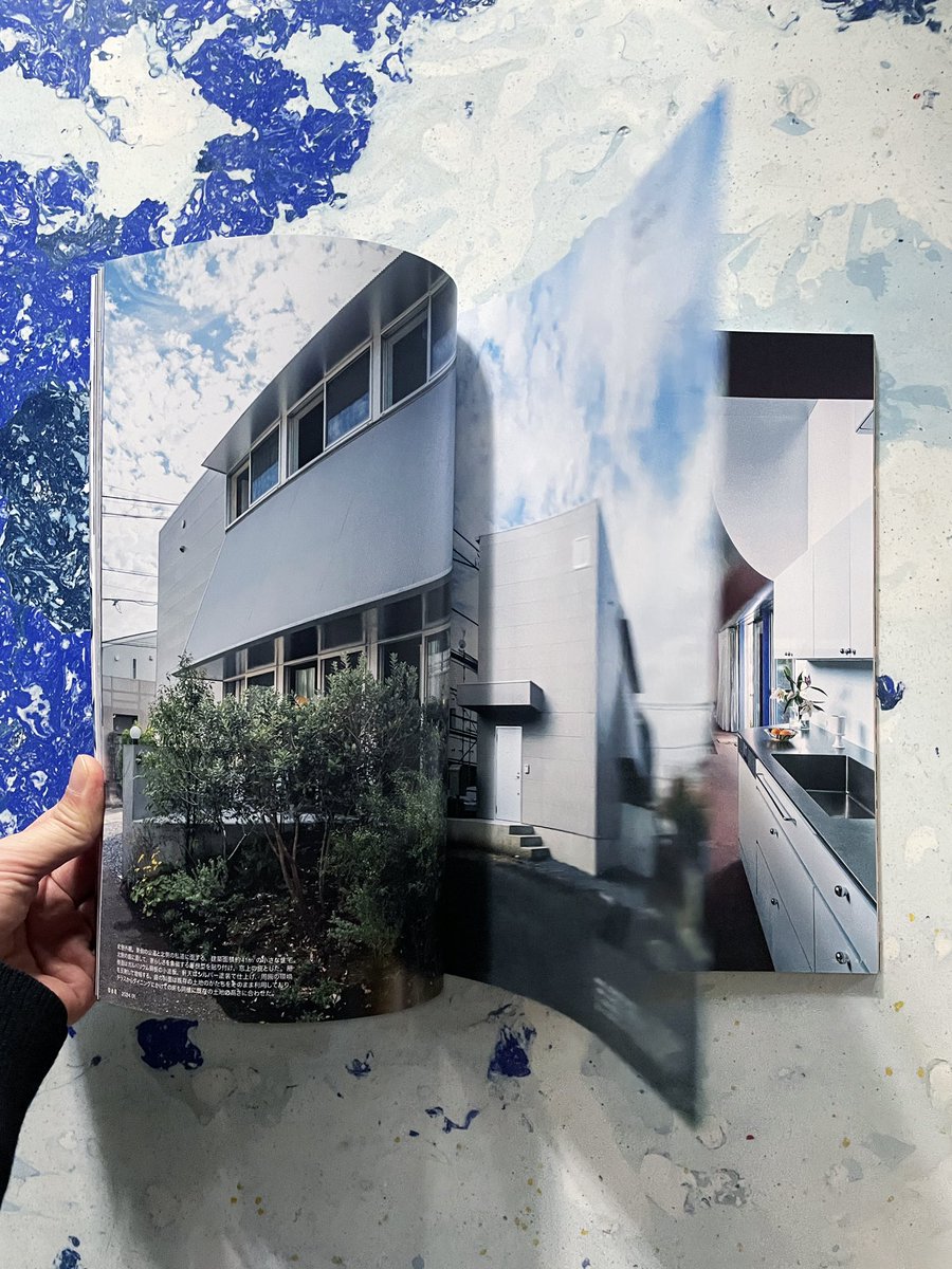 ウルトラスタジオで設計した「残像の家」が今月発売の住宅特集に掲載されました。象徴と装飾、建築的幾何学と個別的イメージの関係について考えながらつくった住宅です。ぜひご覧ください。