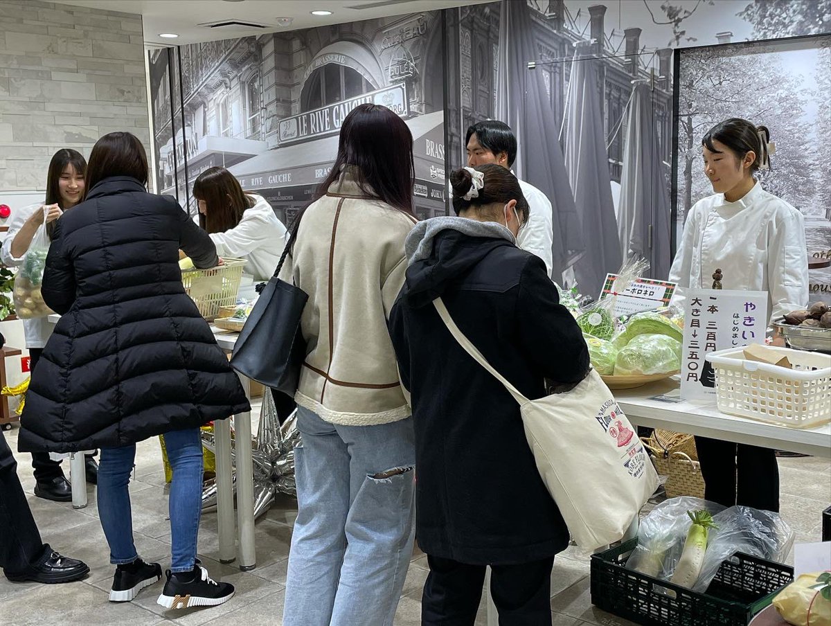 culinary_osaka's tweet photo. 皆さんこんにちは😊
大阪農業園芸・食テクノロジー専門学校です✨

昨日は、年内最後の野菜販売をおこないました✨✨

富田林農場で栽培したたくさんの野菜を販売しましたよ🥕🍠🥔🥦✨

#大阪農食 #大阪農業園芸食テクノロジー専門学校 #大阪キャリナリー #農業 #野菜販売 #焼き芋 https://t.co/2gLzY6Coj3