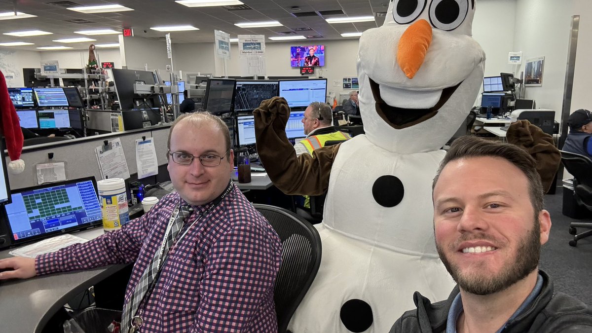 Olaf (@barbara183869) visited me and @andrewe777  in the IAH SOC, spreading some holiday cheer! @Vern_UAL @Tobyatunited @DJKinzelman