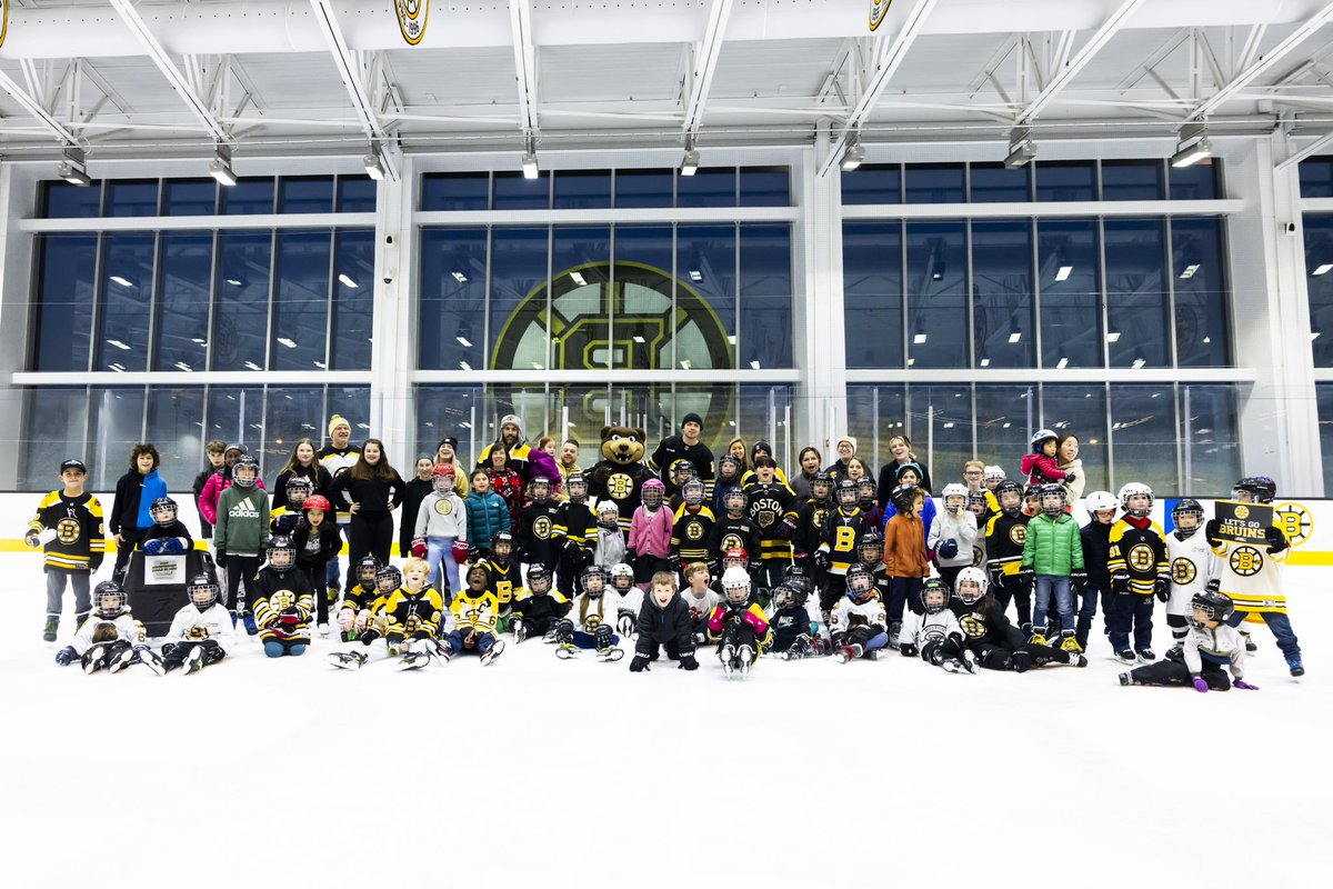 Kickin’ it with the Kids Club!

@JohnWbeecher joined the #NHLBruins Kids Club, pres. by @TuftsMedicine, for a skate at @WarriorIceArena this afternoon.