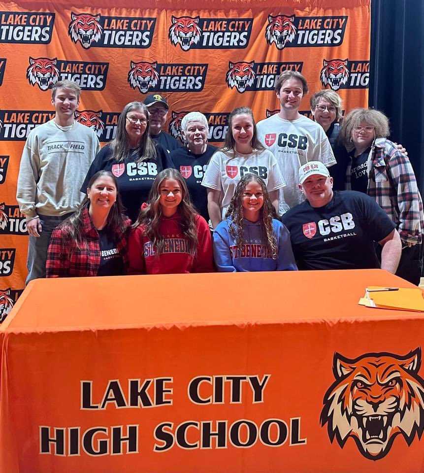 williegates58's tweet image. St Ben’s was always on the top of the list for college for the girls. After playing basketball for LC since 3rd grade and 6 summers of AAU finishing off with a great season this past summer playing for Jamison Warner they now get to play their favorite sport in college! Bennies!