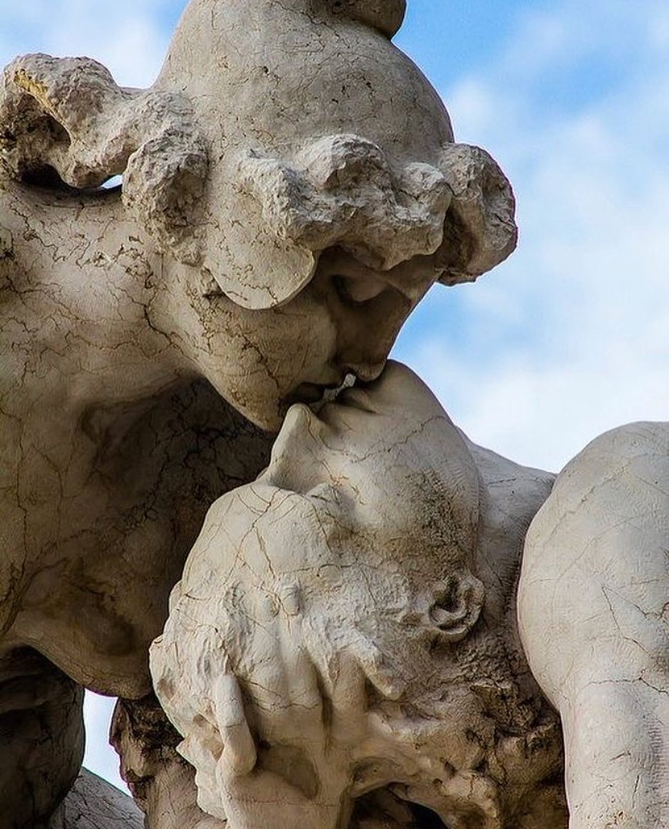 «El amor, si es algo, es dos que se miran».

–Alejandra Pizarnik

Escultura, detalle de Altare della Patria en Roma. Diseñado por Giuseppe Sacconi en 1885.