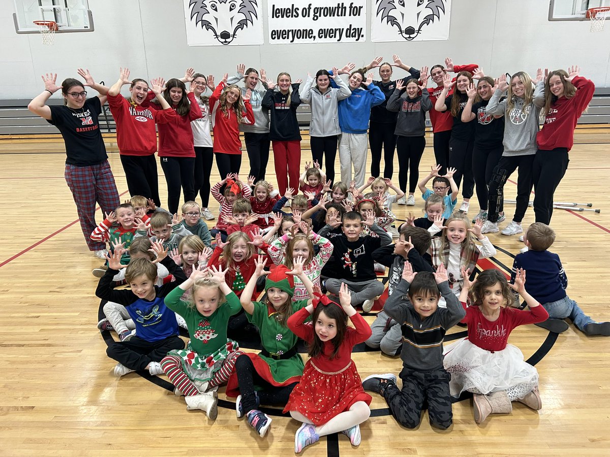 Some things are bigger than the scoreboard! 💪 🙌 🎅🏼 

#ElvesVsGrinches