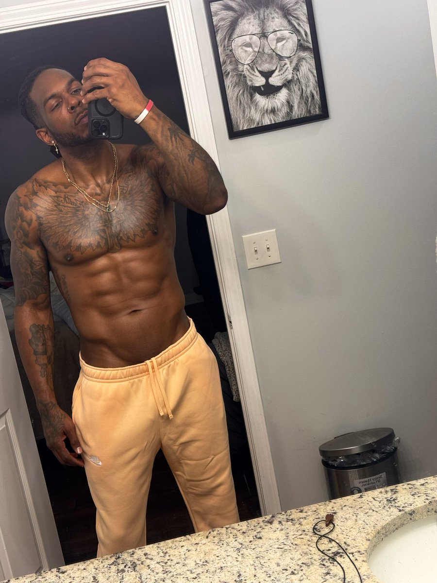 LeoBriXXX's tweet photo. Fuckin’ wit the color of these sweats🍑 https://t.co/aLVrP6tMnD