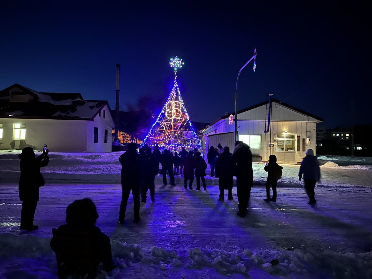 宮前町クリスマスイルミネーション点灯しました。年明け1月7日まで毎日17時から20時まで点灯します。 左隣の灯りは市営宮前町浴場です。月水金15時半から20時の営業。お風呂上がりに湯冷めしない程度に、浴場の灯りとセットで見るのがおすすめです。