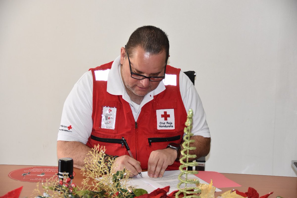 cruzrojahon's tweet photo. Cruz Roja Hondureña (CRH) y el Comité Internacional de la Cruz roja (CICR) firman convenio de cooperación para la continuación del uso de la herramienta #RedSafe la cual ha beneficiado a más de 58 mil migrantes en tránsito por Honduras en 2023. https://t.co/TDvJSC9pAT