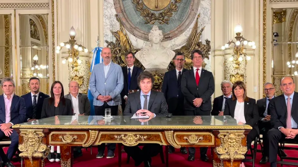 arianediaztwt's tweet photo. "Un grupo de burócratas que detrás de un escritorio afectan la vida de millones", dice... un tipo rodeado de casta que lo quiere hacer por decreto... https://t.co/QC8vzFrQtW