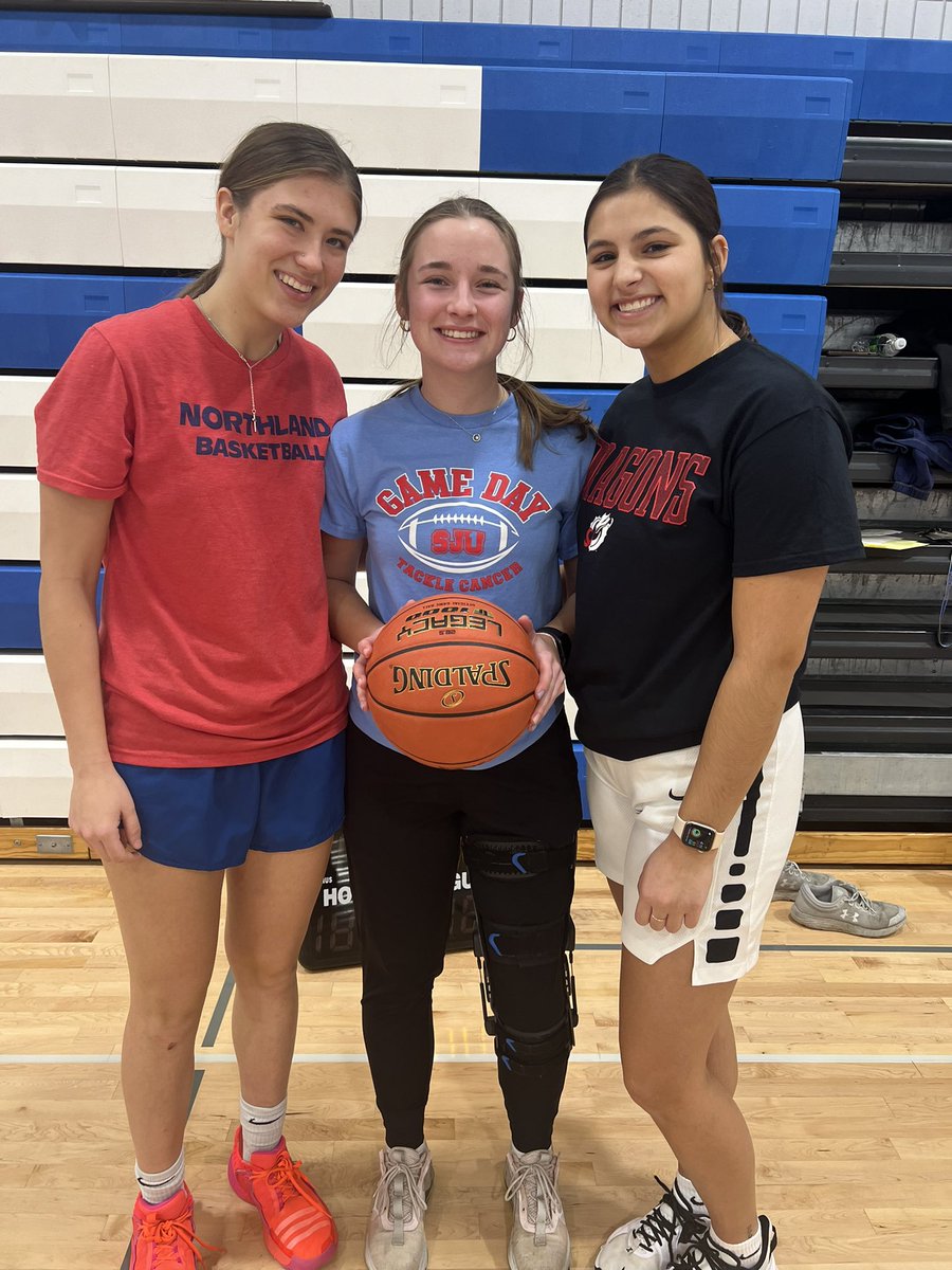 The alumni can’t stay away….. great to have these ladies back in the gym with us today!