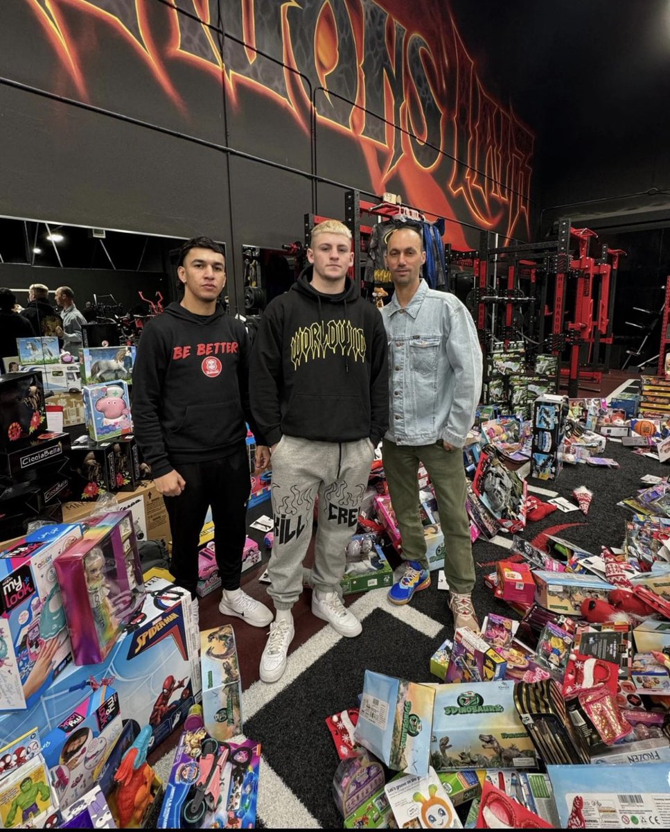 ‘King’ Callum Walsh and Omar Trinidad visited the Las Vegas Toy Drive at Dragon’s Lair Gym this week ahead of the Christmas holiday. 🎄 

📸: @360boxingpromotions 

#boxing #kingcallum #kingcallumwalsh #callumwalsh #omartrinidad #irishboxing #mexicanboxing #losangelesboxing