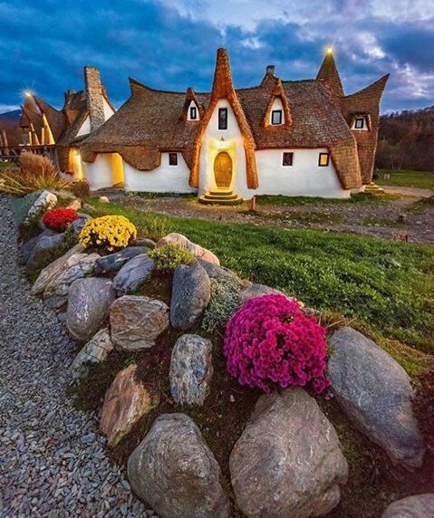 SusanneLeist's tweet image. A #gingerbreadhouse so quaint.
Disguised with colorful paint.
An evil group lives here.
And our town lies so near.
They are Watchers for The Dead.
I’m afraid to go to bed.
Come and take a quick look.
Or you can read my #book.

THE DEAD GAME
amzn.to/31wJpuN

#HolidayBash