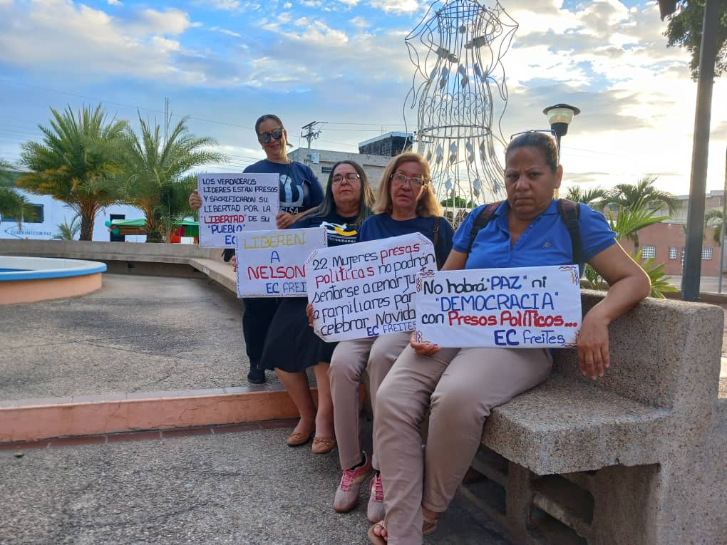 Son más de 300 ciudadanos presos injustamente  que esperan pasar las navidades en familia.
#NavidadesSinPresosPoliticos