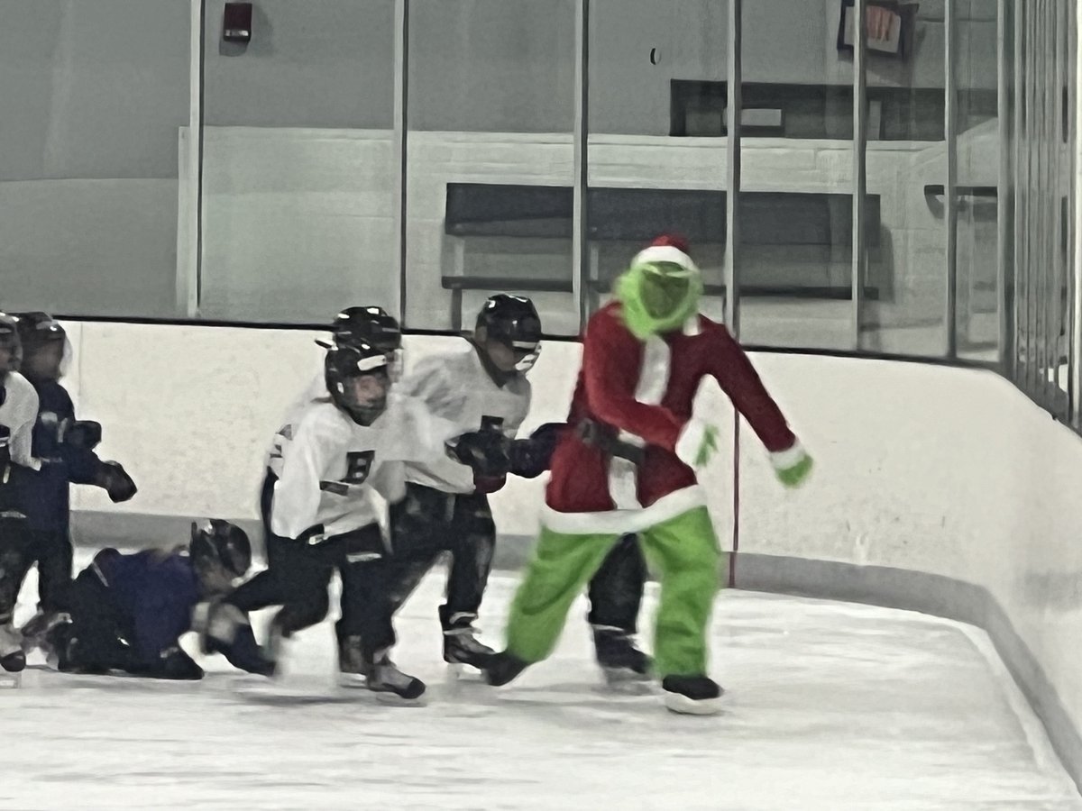The grinch visited our 8U girls tonight at their practice.🎄
