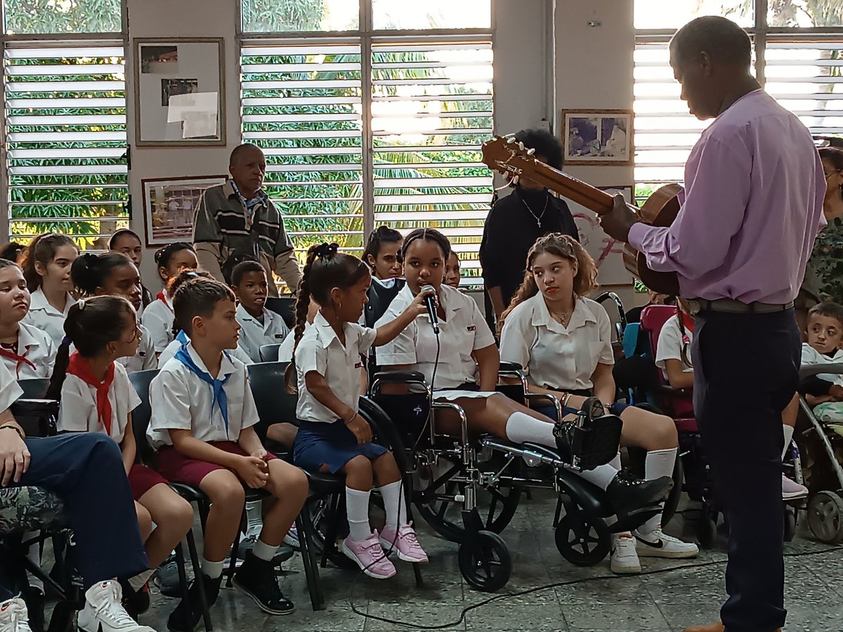 agnes_becerra's tweet photo. Hoy escuchamos de Teté, la directora de la escuela "Solidaridad con Panamá", de cuando Fidel inauguró ese centro. 34 años ya de una realidad que solo por ella vale la pena luchar.  #EstaEsLaRevolución https://t.co/JCjPzmVzBS