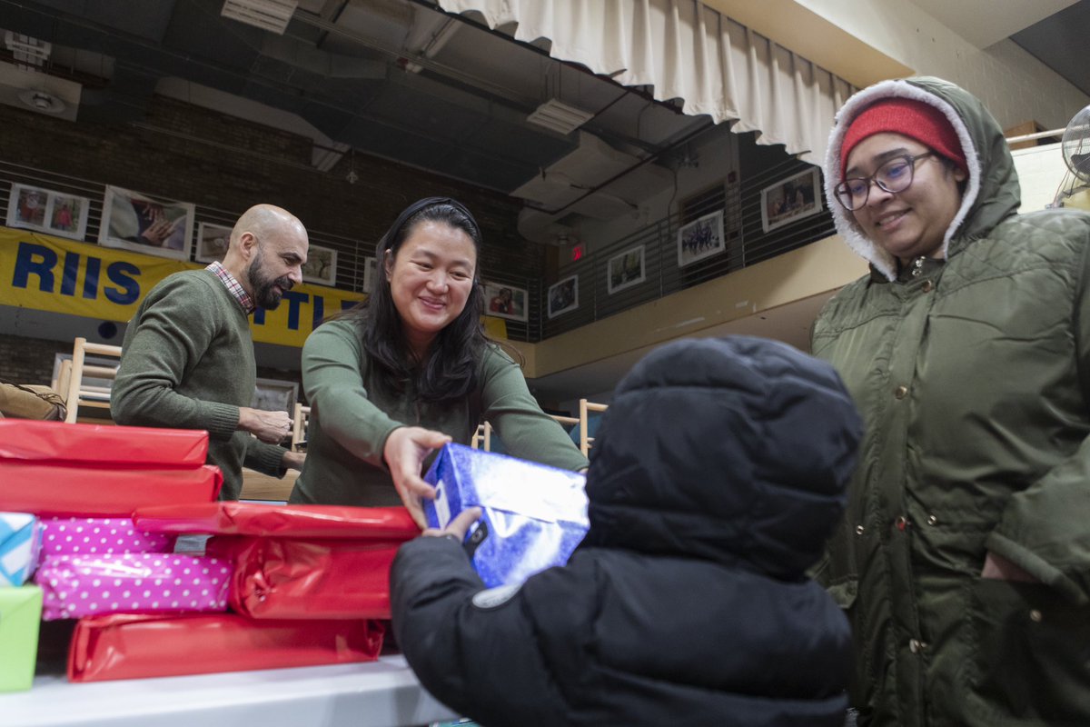 .@CMJulieWon hosts toy giveaway at @NYCHA #Queensbridge Houses. flickr.com/gp/nyccouncil/…